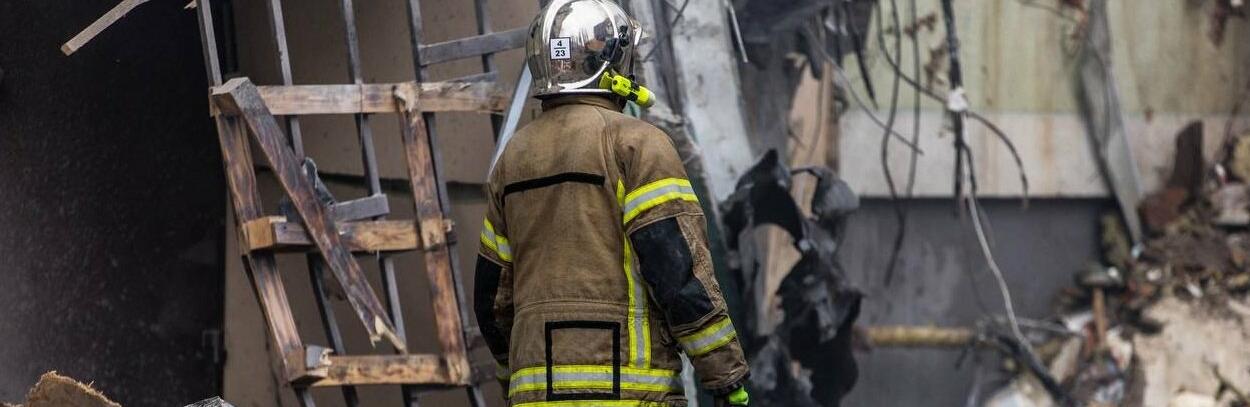 Вночі рятувальники дістали з-під завалів зруйнованої російською ракетою багатоповерхівки у Дніпрі ще кількох загиблих, - ОВА
