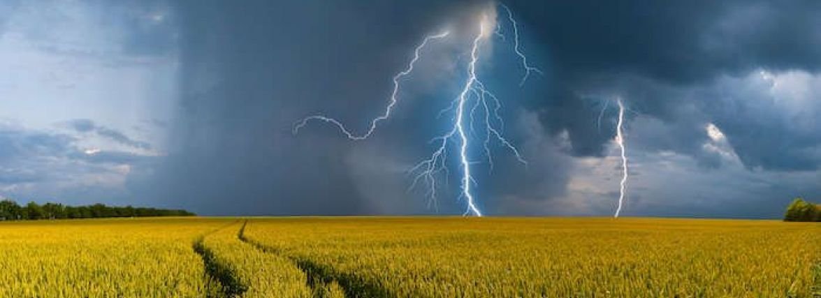 Зливи, град та грози: у багатьох областях України оголошено штормове попередження