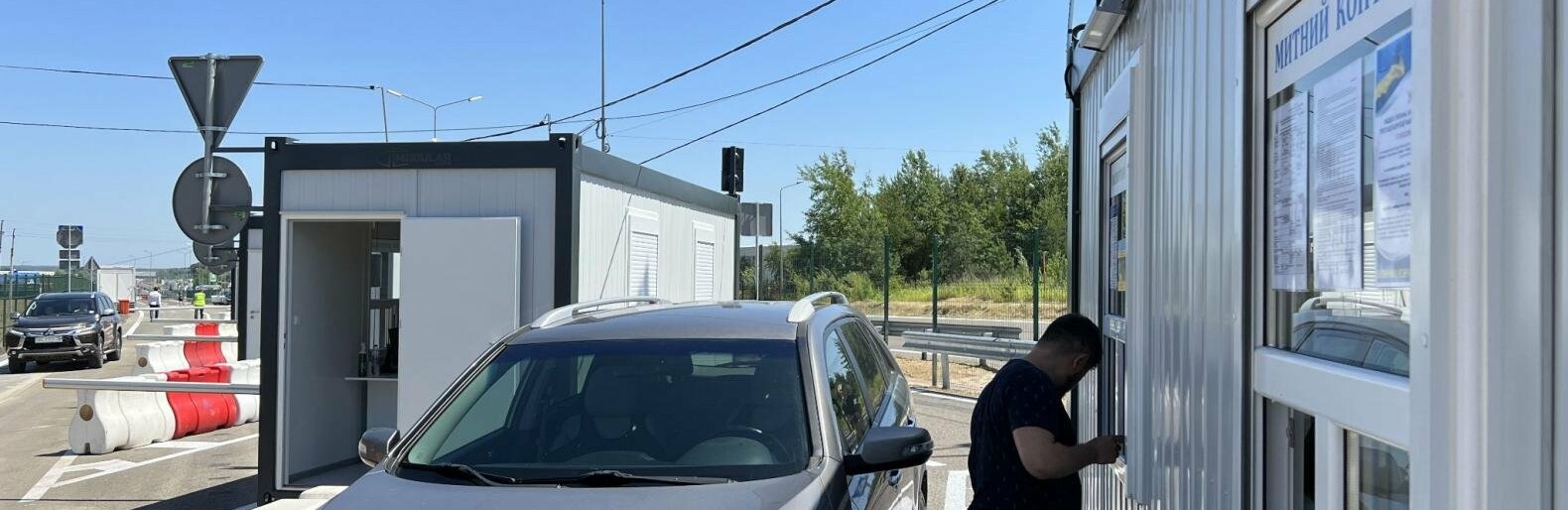 На День Конституції в Україну повернулося на дві тисячі людей більше, ніж виїхало