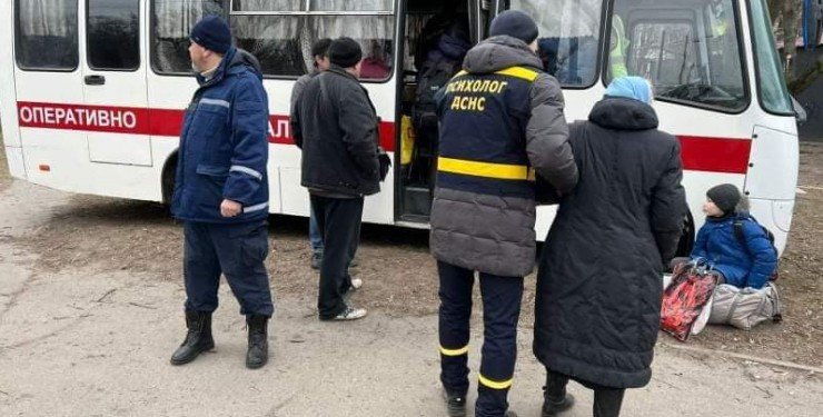 Жителів зі звільнених територій Херсонщини евакуюють до Кривого Рогу та Миколаєва
