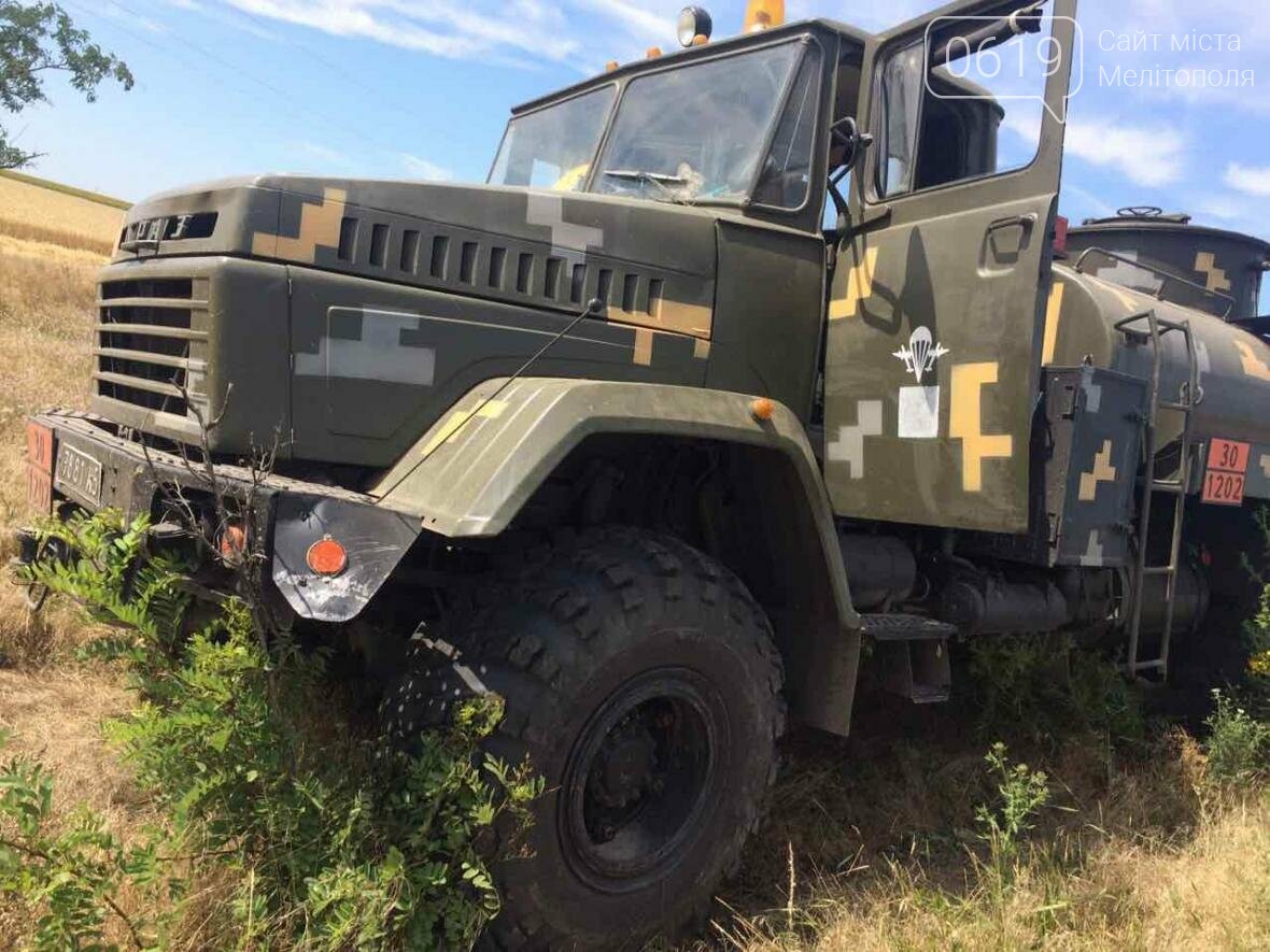 Колонну военной техники "подрезала" иномарка, фото-2 Колонну военной техники "подрезала" иномарка, фото-2, Фото сайта 0619