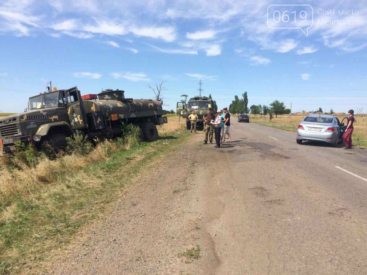 Колонну военной техники "подрезала" иномарка, фото-5 Колонну военной техники "подрезала" иномарка, фото-5, Фото сайта 0619