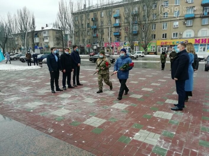 Мелитополь присоединился к флешмобу ко Дню Соборности Украины, фото-2