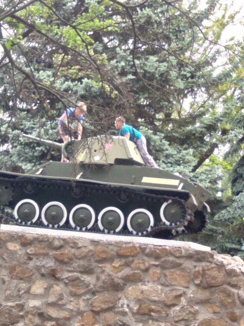 Залезли на танк: в центре Мелитополя дети "исследовали" па..., фото-1 Залезли на танк: в центре Мелитополя дети "исследовали" памятник, фото-1