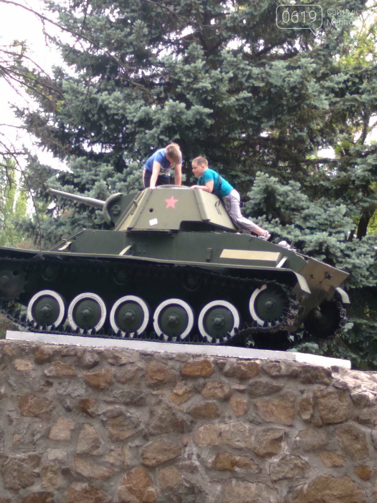 Залезли на танк: в центре Мелитополя дети "исследовали" па..., фото-3 Залезли на танк: в центре Мелитополя дети "исследовали" памятник, фото-3