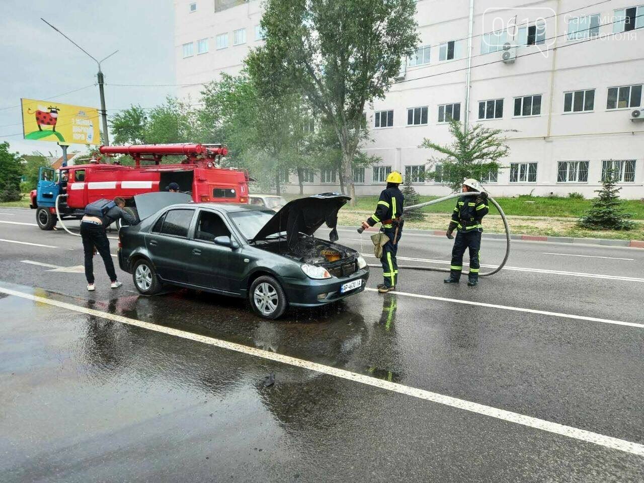 Загорелась проводка: в Мелитополе бойцы ГСЧС тушили авто, фото-1