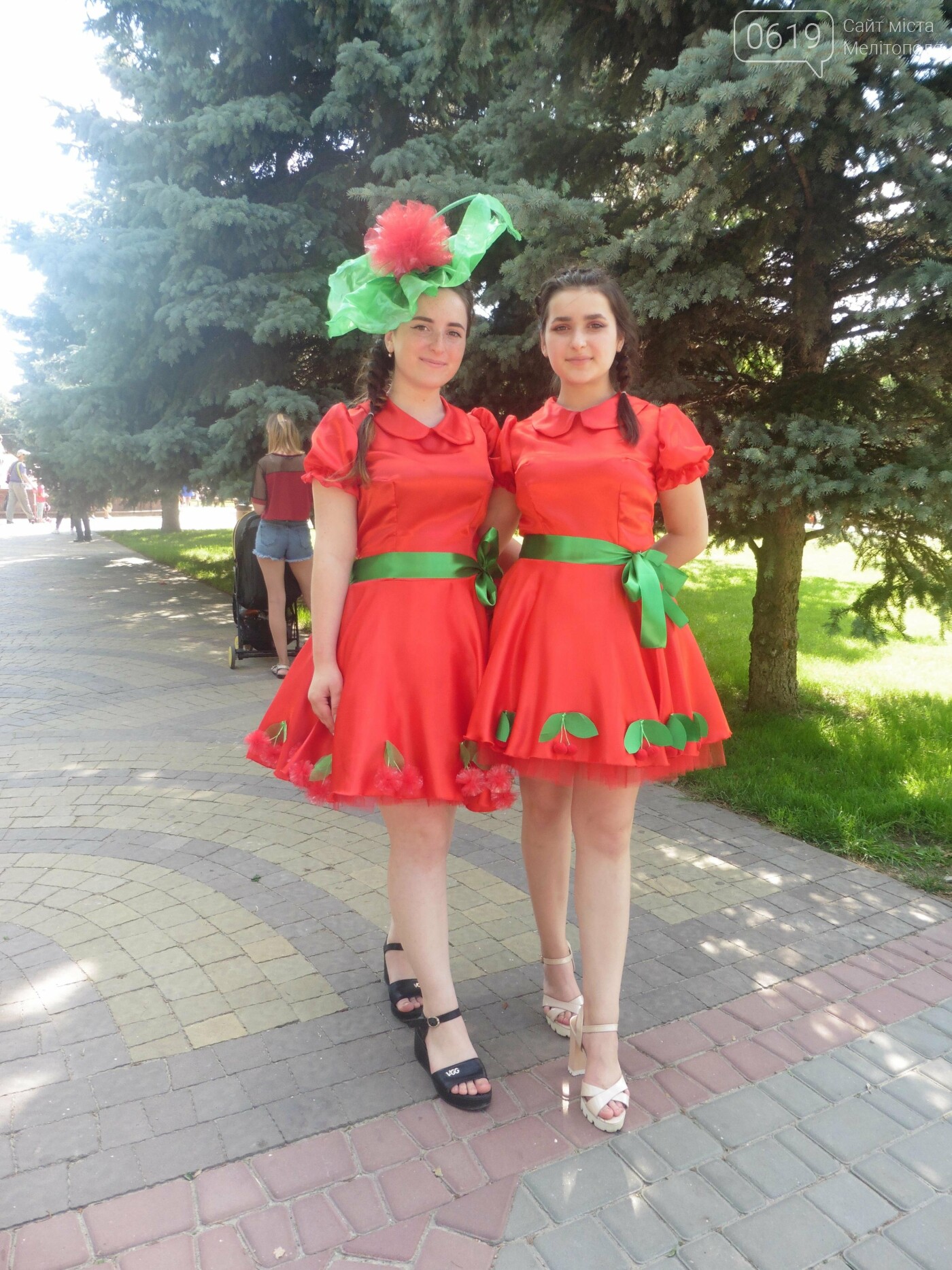 Яркое шествие, самая большая картина из черешни, красный фонтан, фейерверк: в Мелитополе отгремело "ЧерешнЁво-2021" , фото-48