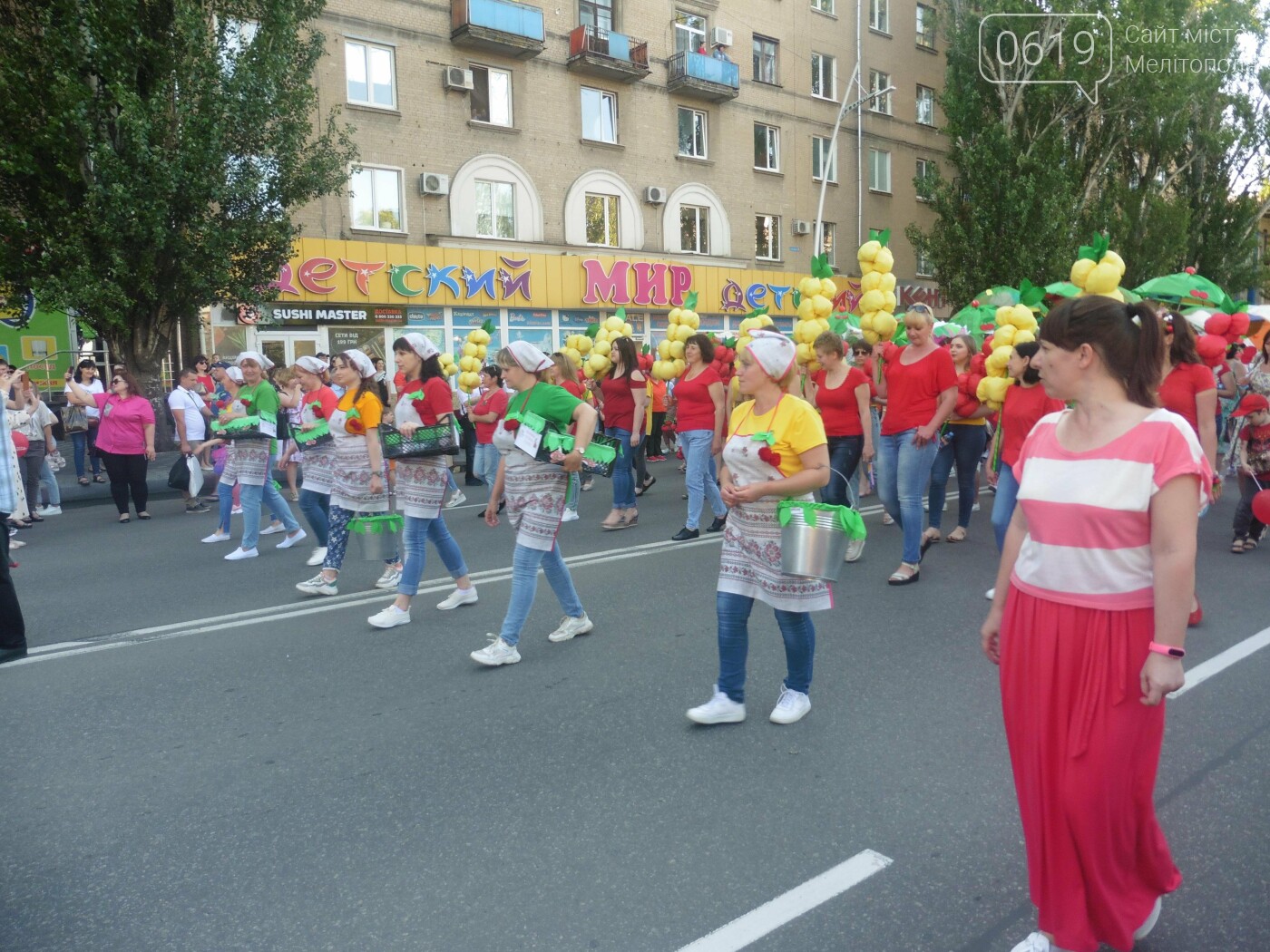 Яркое шествие, самая большая картина из черешни, красный фонтан, фейерверк: в Мелитополе отгремело "ЧерешнЁво-2021" , фото-16