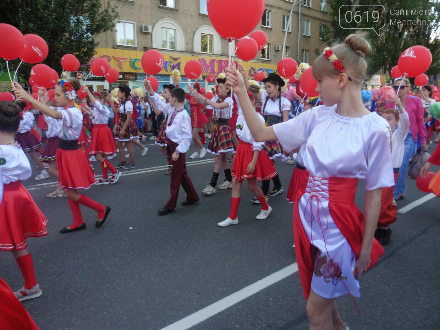 Яркое шествие, самая большая картина из черешни, красный фонтан, фейерверк: в Мелитополе отгремело "ЧерешнЁво-2021" , фото-19