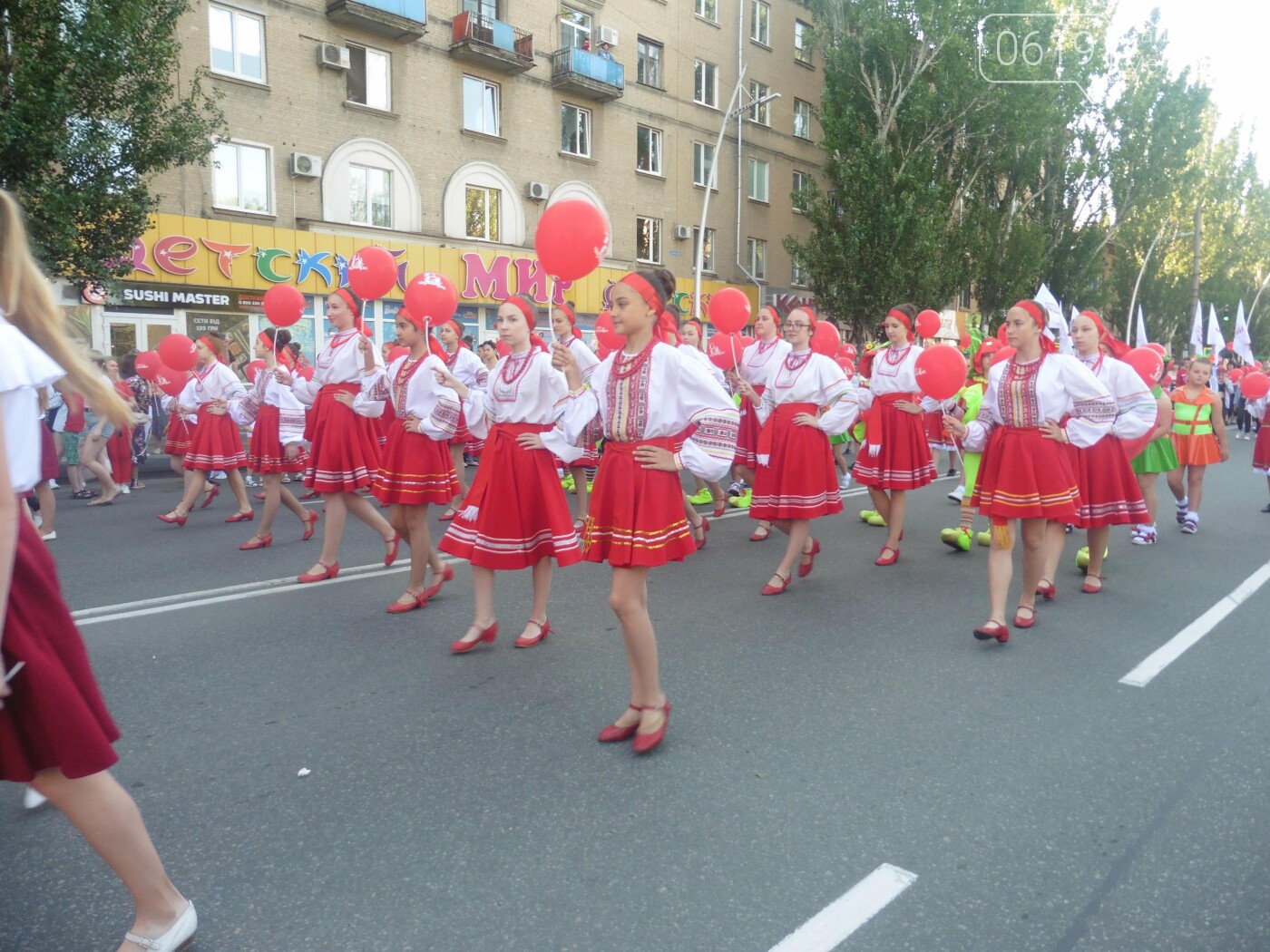 Яркое шествие, самая большая картина из черешни, красный фонтан, фейерверк: в Мелитополе отгремело "ЧерешнЁво-2021" , фото-20