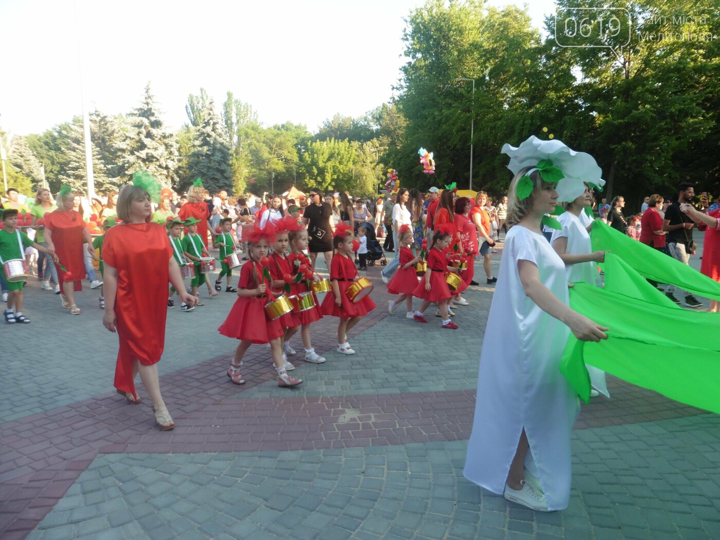 Яркое шествие, самая большая картина из черешни, красный фонтан, фейерверк: в Мелитополе отгремело "ЧерешнЁво-2021" , фото-32