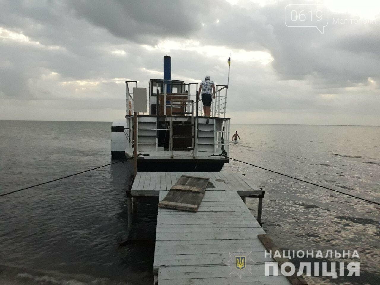 В Кирилловке катер с отдыхающими на борту застрял в лимане, фото-1