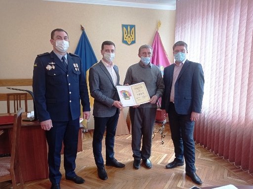 Сергей Прийма и Игорь Судаков наградили героя, спасшего людей во время пожара