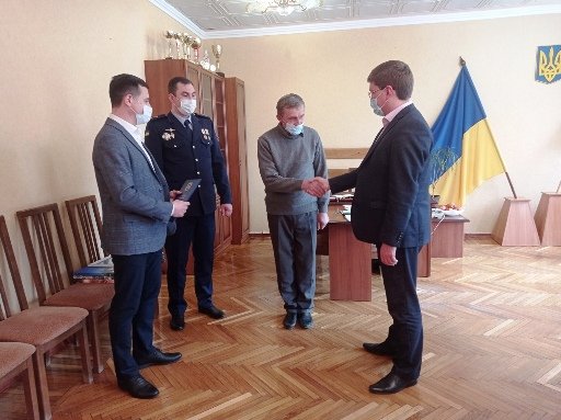 Сергей Прийма и Игорь Судаков наградили героя, спасшего людей во время пожара, фото-2