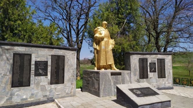 В Мелитопольском районе продолжают благоустраивать мемориалы, фото-2 В Мелитопольском районе продолжают благоустраивать мемориалы, фото-2