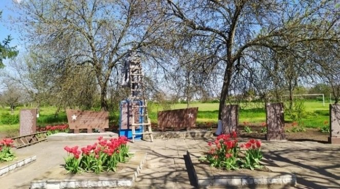 В Мелитопольском районе продолжают благоустраивать мемориалы, фото-1 В Мелитопольском районе продолжают благоустраивать мемориалы, фото-1