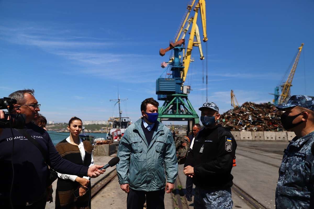 В воды Азовского моря спустили памятный венок, фото-2 В воды Азовского моря спустили памятный венок, фото-2