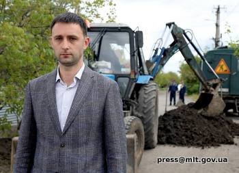 В Мелитополе продолжается замена аварийного участка водопр..., фото-1 В Мелитополе продолжается замена аварийного участка водопроводной сети, фото-1