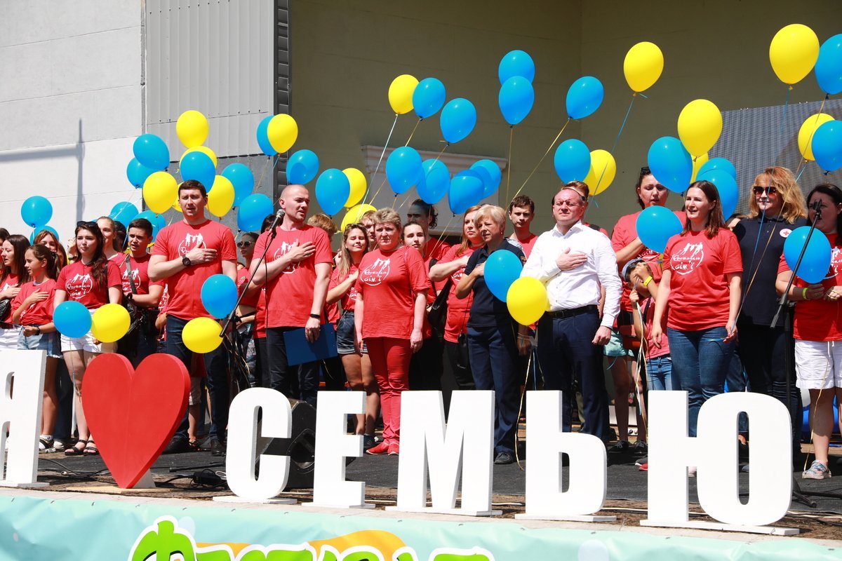 Запорожский "Фестиваль семей" начался с торжественного шествия (фото), фото-1