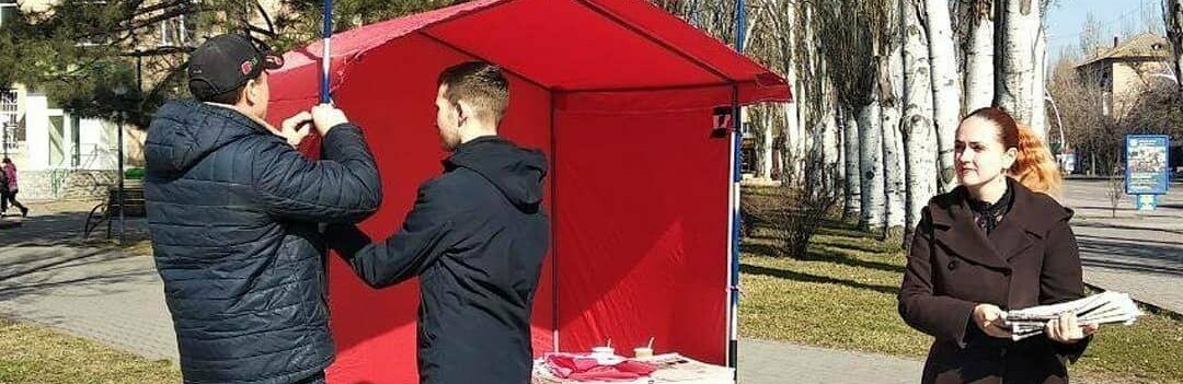 У центрі Мелітополя невідомі напали на активістів партії Шарія, - В... У центрі Мелітополя невідомі напали на активістів партії Шарія, - ВІДЕО, Алина Рудакова