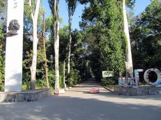Мелитопольцам предстоит привыкать к новому названию парка им. Горьк... Мелитопольцам предстоит привыкать к новому названию парка им. Горького, Виктор Першин