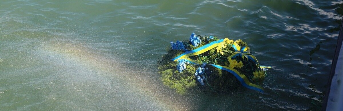 В воды Азовского моря спустили памятный венок В воды Азовского моря спустили памятный венок