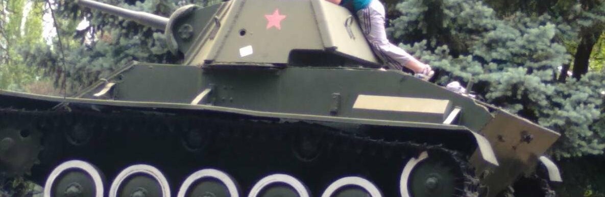 Залезли на танк: в центре Мелитополя дети "исследовали" памятник Залезли на танк: в центре Мелитополя дети "исследовали" памятник
