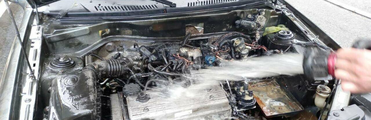 Загорелась проводка: в Мелитополе бойцы ГСЧС тушили авто