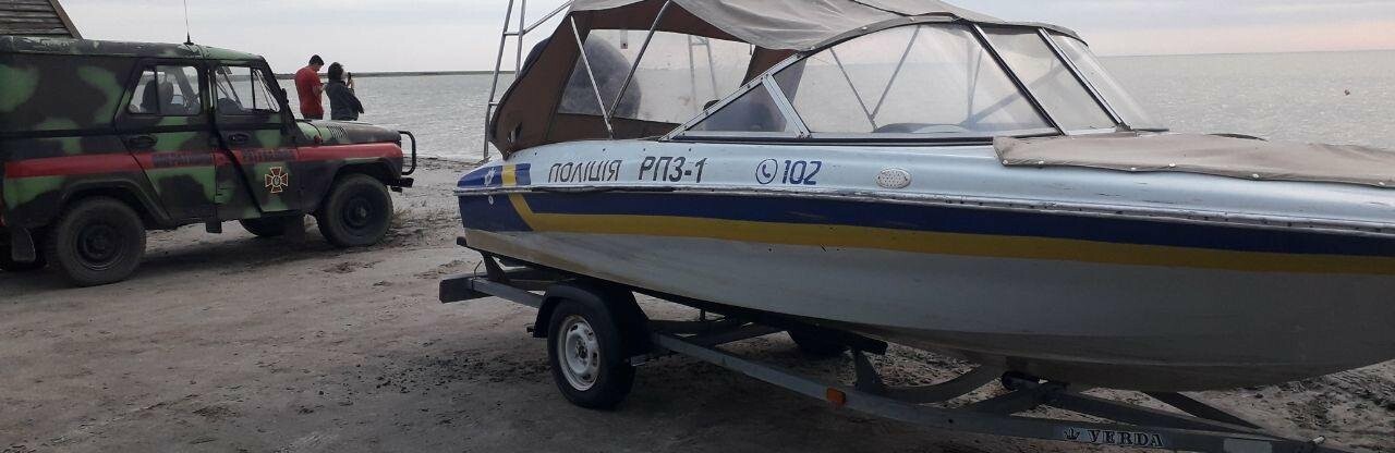 В Кирилловке катер с отдыхающими на борту застрял в лимане