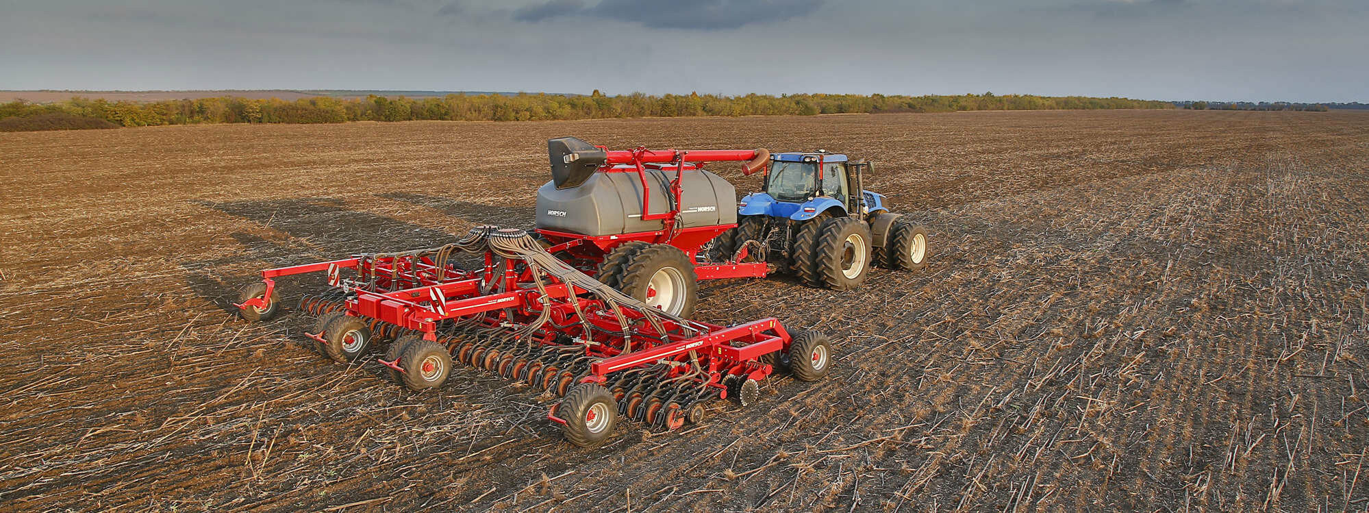 Трактор New Holland T8 410 потужністю 409к.с З сівалкою зерновою Horsch Pronto 12NT із продуктивністю - 200 га / добу. Найточніший контроль посіву, можливість посіву вдень і вночі, можливість посіву в бруд, в дощ.